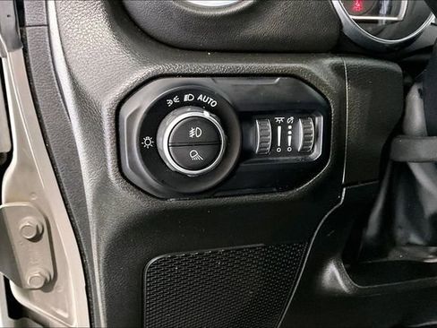 Used 2022 Jeep Gladiator Overland w/ LED Lighting Group AWD/4WD image 39