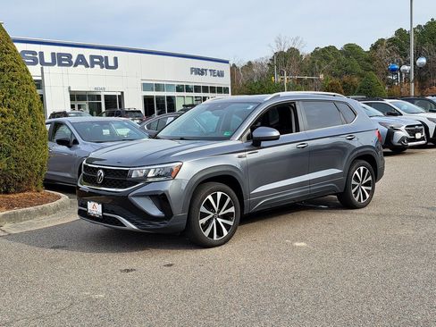 Used 2022 Volkswagen Taos SE image 2