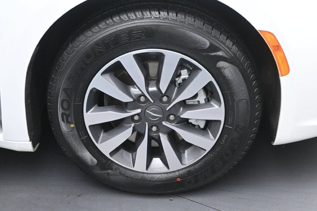 Used 2024 Chrysler Pacifica Limited FWD image 34