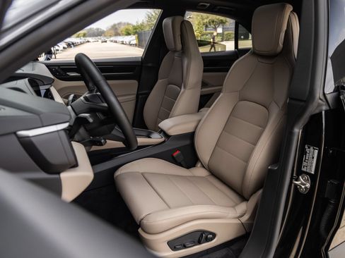 Certified 2025 Porsche Macan Electric RWD image 5