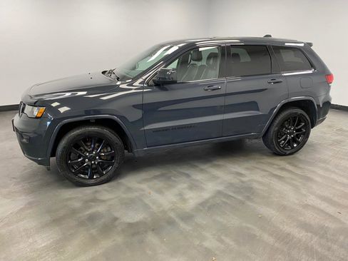 Used 2017 Jeep Grand Cherokee Altitude image 3