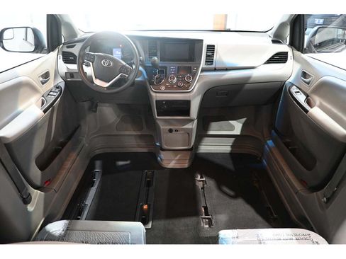 Used 2017 Toyota Sienna LE FWD image 21