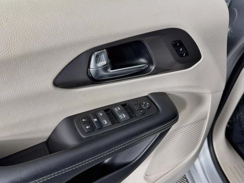 Used 2024 Chrysler Pacifica Limited FWD image 19