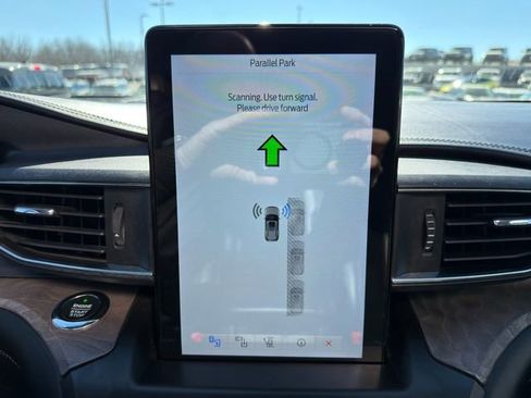 Used 2020 Ford Explorer Platinum w/ Premium Technology Package image 30