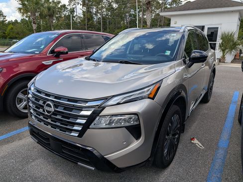 Used 2024 Nissan Rogue Platinum w/ Platinum Premium Package FWD image 3