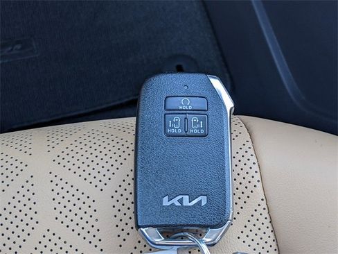 Used 2024 Kia Carnival EX image 30