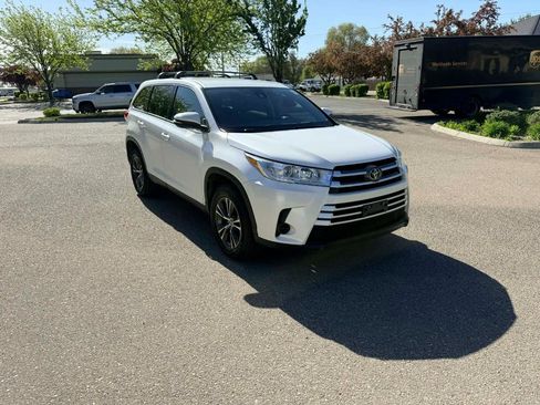 Used 2019 Toyota Highlander LE FWD image 7