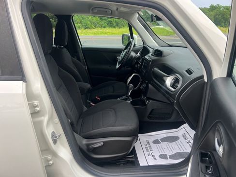 Used 2020 Jeep Renegade Latitude w/ Cold Weather Group image 28