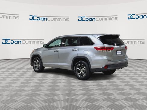 Used 2018 Toyota Highlander LE FWD image 6