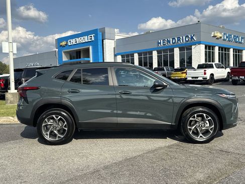 Used 2025 Chevrolet Trax LT w/ Driver Confidence Package image 11