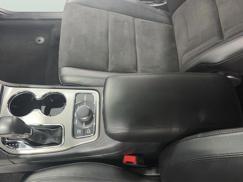 Used 2022 Jeep Grand Cherokee Laredo X image 15