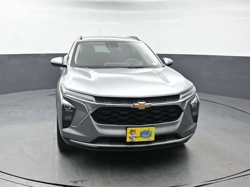 Used 2025 Chevrolet Trax LT FWD image 9