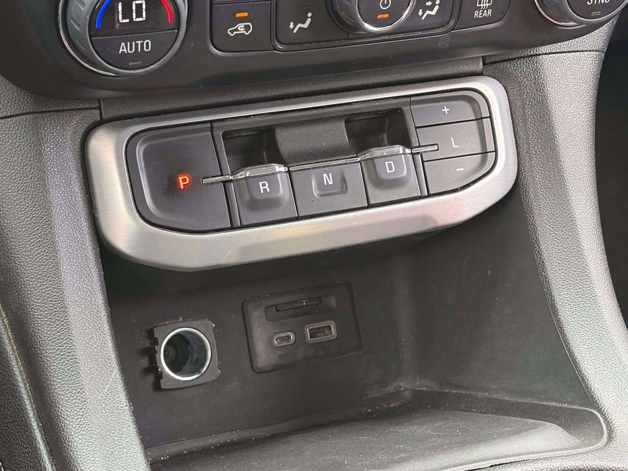 Used 2023 GMC Acadia SLT FWD image 8