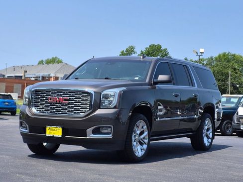 Used 2019 GMC Yukon XL Denali w/ Denali Ultimate Package AWD/4WD image 3