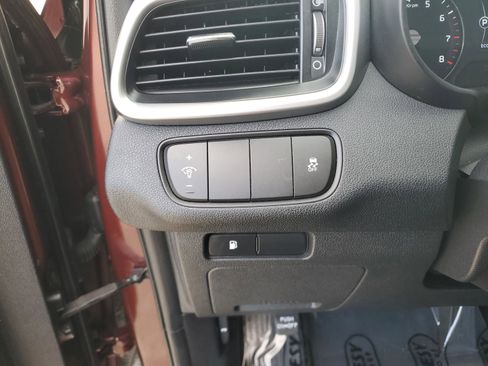 Certified 2017 Kia Sorento LX image 28