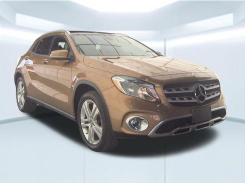 Used 2018 Mercedes-Benz GLA 250 4MATIC w/ Premium Package image 6