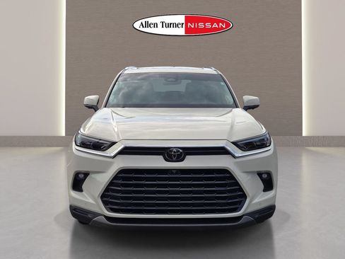 Used 2024 Toyota Grand Highlander AWD image 3