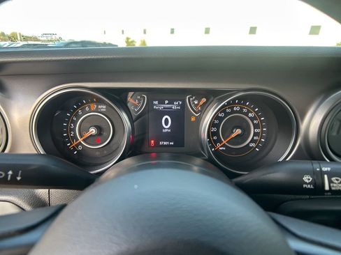 Used 2021 Jeep Gladiator Sport image 25