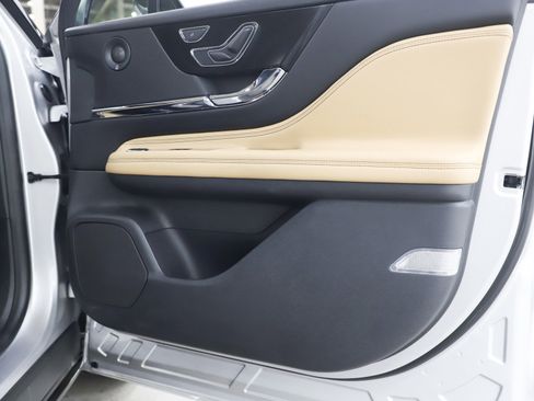 Used 2020 Lincoln Corsair Reserve image 9