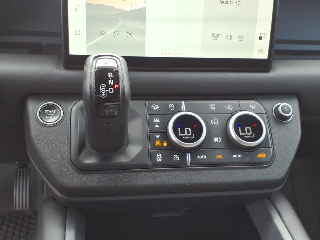 Used 2025 Land Rover Defender 110 X-Dynamic SE AWD/4WD image 25