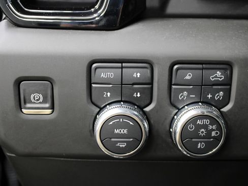 Used 2025 GMC Sierra 1500 AT4 w/ Technology Package AWD/4WD image 66