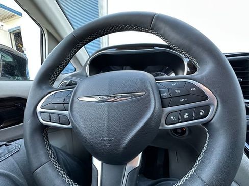 Used 2023 Chrysler Pacifica Limited image 22