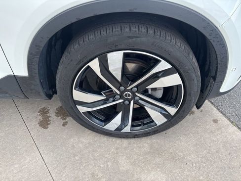 Used 2024 Volvo XC40 B5 Plus w/ Protection Package Premier AWD/4WD image 12