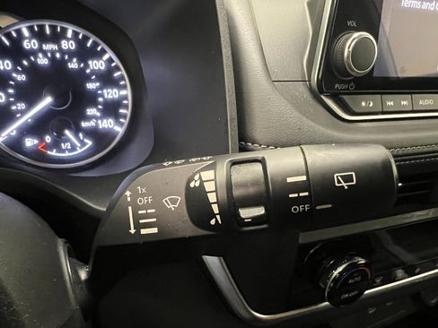 Used 2024 Nissan Rogue SV image 30