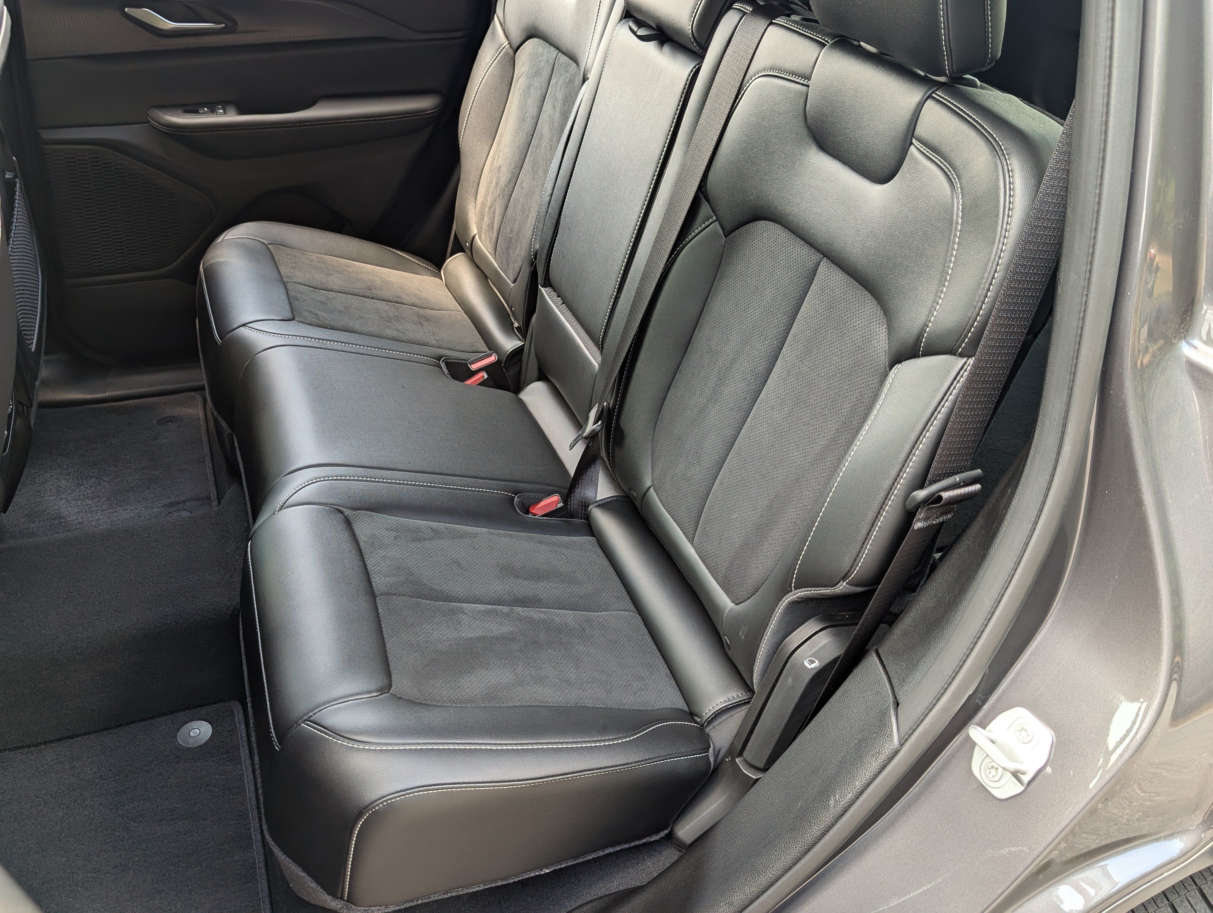 Used 2024 Jeep Grand Cherokee Altitude RWD image 17