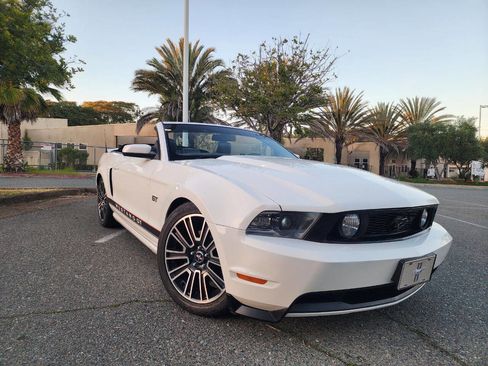Used 2010 Ford Mustang GT Premium image 2