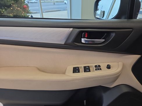 Used 2018 Subaru Outback 2.5i Premium image 12