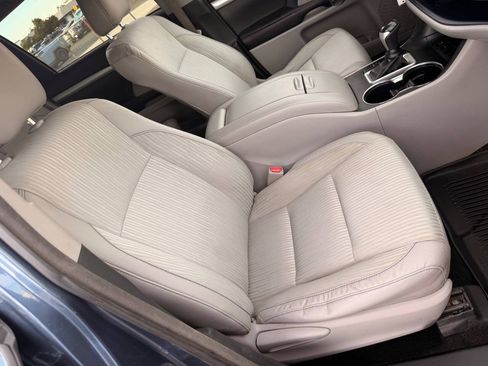 Used 2017 Toyota Highlander Plus w/ Carpet Mat Package FWD image 33