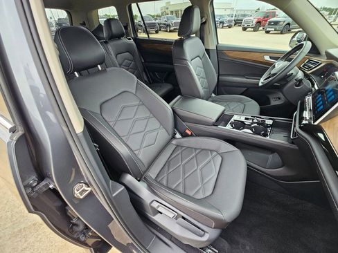 Used 2025 Volkswagen Atlas SE image 46