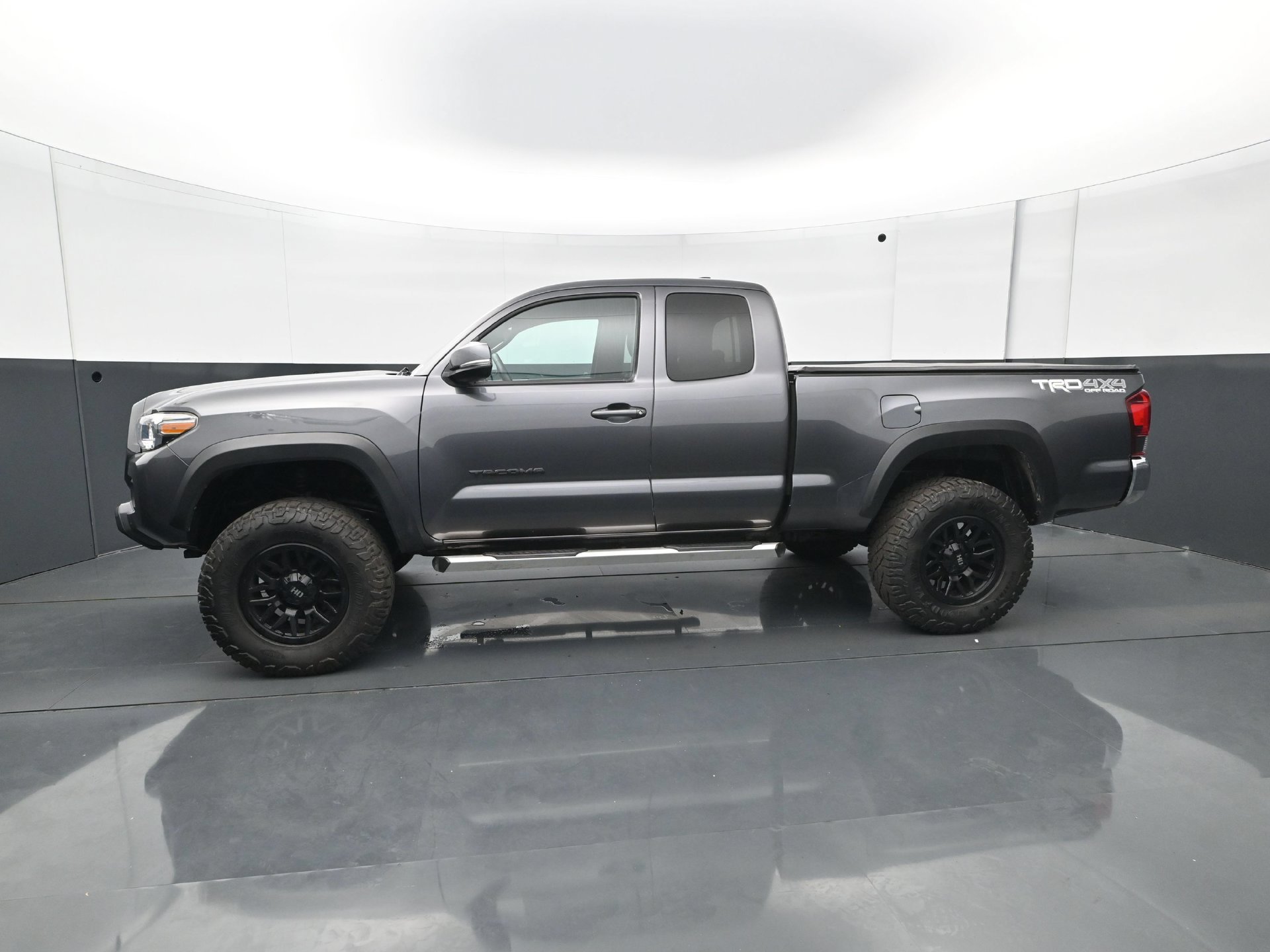 Used 2019 Toyota Tacoma TRD Off-Road AWD/4WD image 3