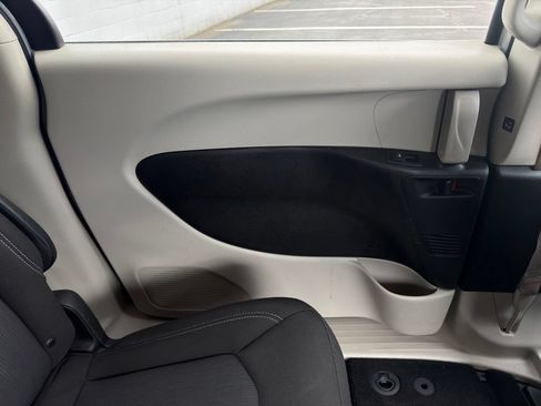 Used 2022 Chrysler Voyager LX FWD image 19