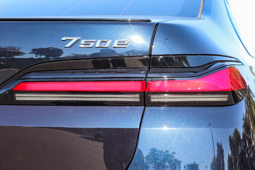 Used 2026 BMW 750e xDrive w/ Premium Package AWD/4WD image 7