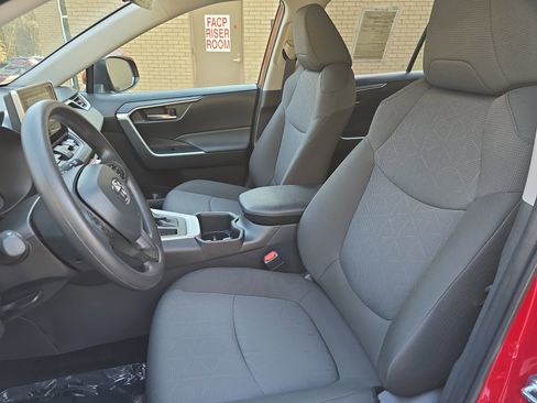 Used 2025 Toyota RAV4 XLE w/ Convenience Package image 17