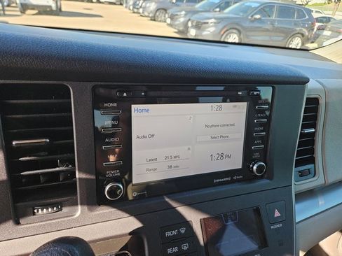 Used 2020 Toyota Sienna LE image 18