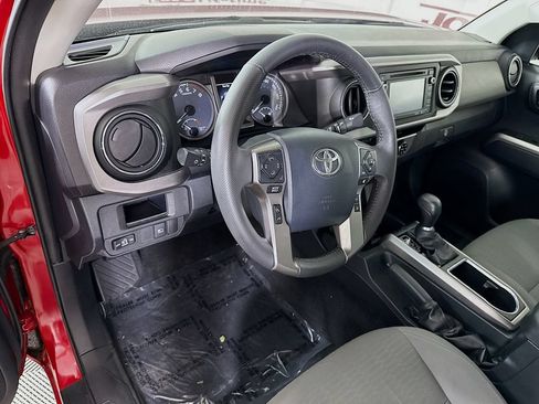 Certified 2018 Toyota Tacoma SR5 AWD/4WD image 17
