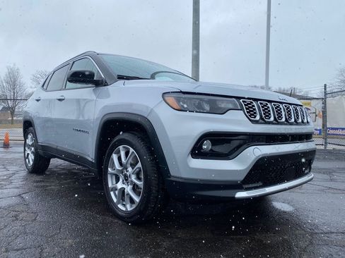 Used 2025 Jeep Compass Limited image 29