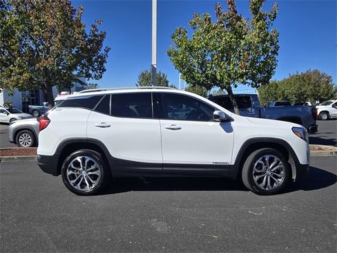 Used 2021 GMC Terrain SLT image 3