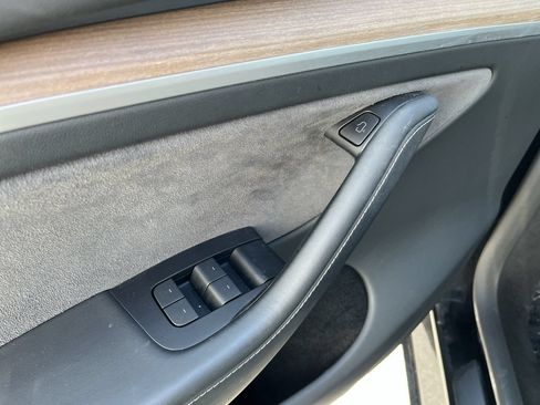 Used 2023 Tesla Model Y Long Range AWD/4WD image 2