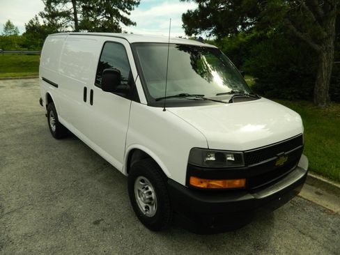 Used 2021 Chevrolet Express 2500 w/ Driver Convenience Package RWD image 3