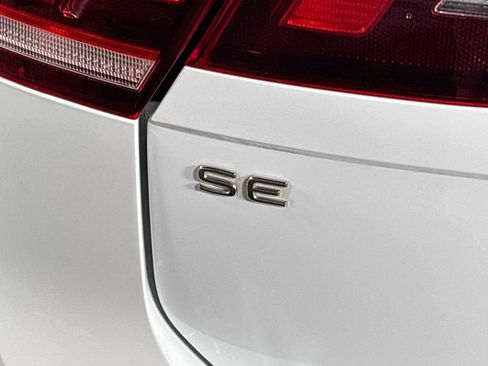 Certified 2022 Volkswagen Tiguan SE w/ Panoramic Sunroof Package AWD/4WD image 25