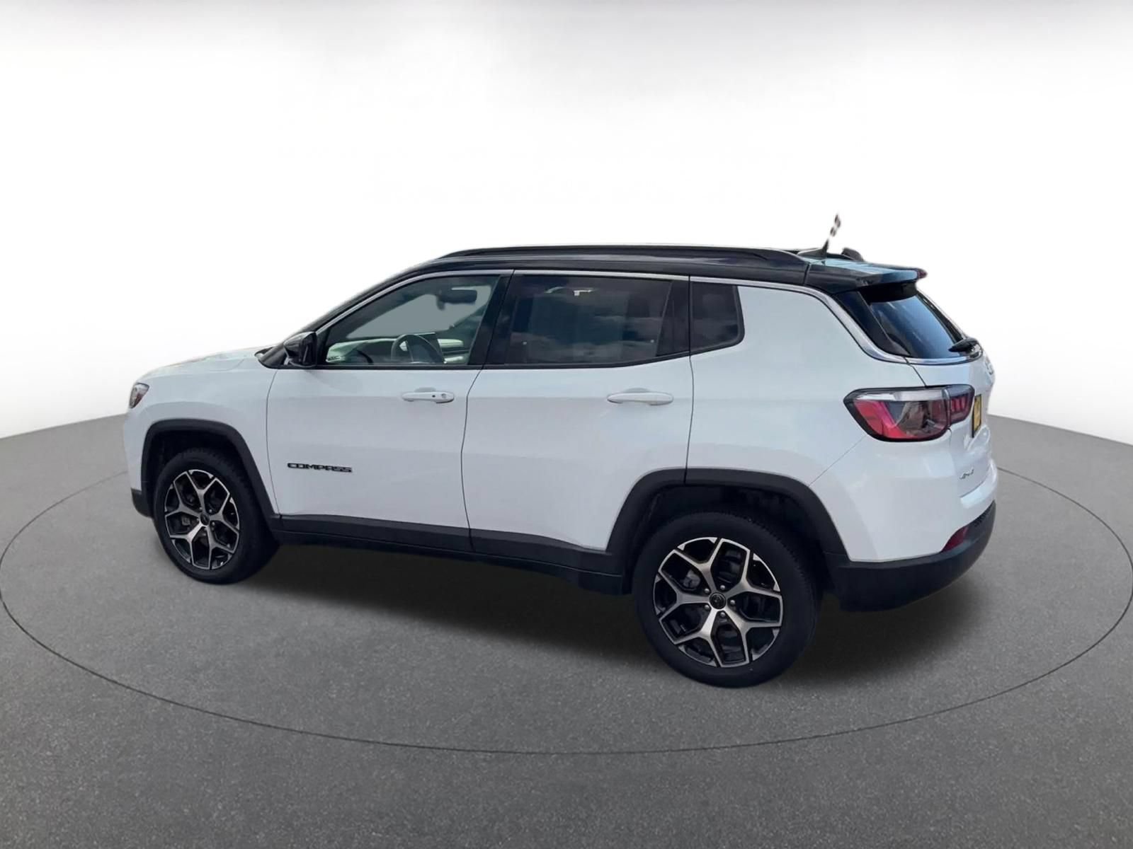 Used 2025 Jeep Compass Limited AWD/4WD image 9