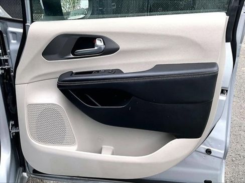 Used 2023 Chrysler Pacifica Touring-L FWD image 19