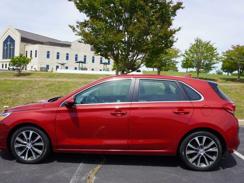 Used 2018 Hyundai Elantra GT FWD image 3