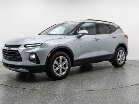 Used 2025 Chevrolet Blazer LT image 3