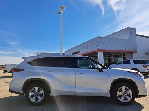 Used 2024 Toyota Highlander LE image 4