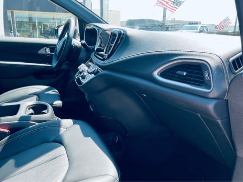 New 2025 Chrysler Pacifica Select image 14